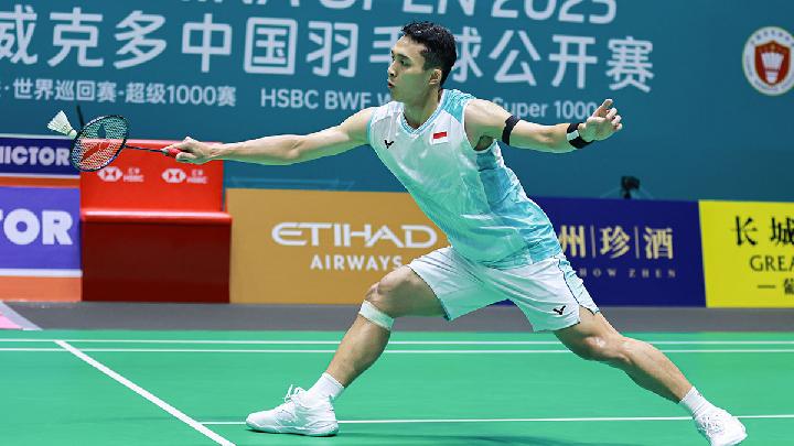 Pebulu tangkis tunggal putra Indonesia, Jonatan Christie, tampil dalam China Open 2025 di Olympic Sports Center Gymnasium, Changzhou, Cina, 23 Juli 2025. Dok. Tim Media PBSI