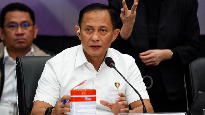 Direktur Tindak Pidana Ekonomi Khusus (Dirtipideksus) sekaligus Kepala Satgas Pangan Polri, Brigjen Pol Helfi Assegaf memberikan keterangan pers kasus beras oplosan di Gedung Bareskrim Polri, Jakarta, 24 Juli 2025.  Tempo/Martin Yogi Pardamean