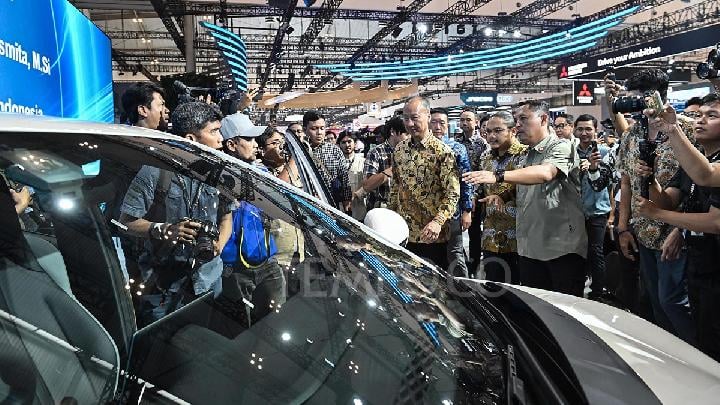 Menteri Perindustrian Agus Gumiwang Kartasasmita mengunjugi stand produsen mobil ketika menghadiri pameran otomotif GIIAS 2025 di Indonesia Convention Exhibition (ICE), Tangerang, Banten, 24 Juli 2025. Tempo/M. Taufan Rengganis