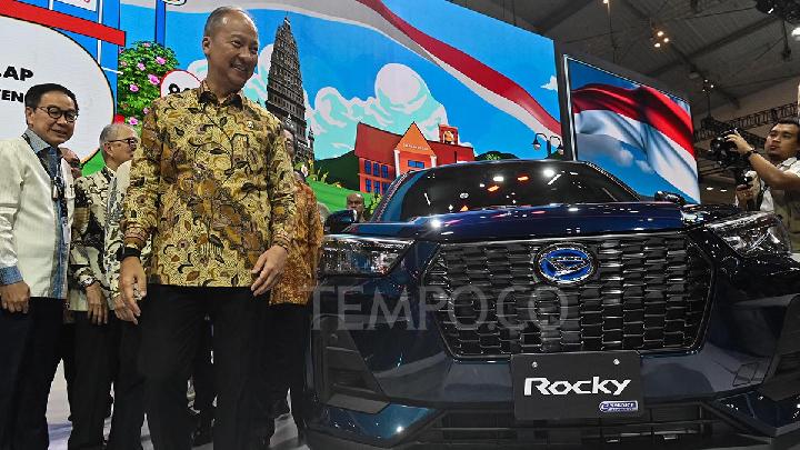 Menteri Perindustrian Agus Gumiwang Kartasasmita mengunjungi booth mobil Daihatsu Rocky ketika membuka pameran otomotif GIIAS 2025 di Indonesia Convention Exhibition, Tangerang, Banten, 24 Juli 2025. Tempo/M. Taufan Rengganis