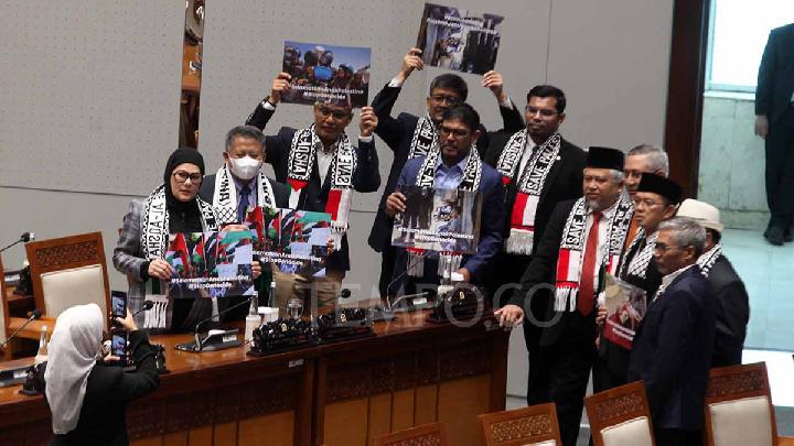 Indonesian House Members Raise Gaza-Themed Posters Amidst Plenary Session