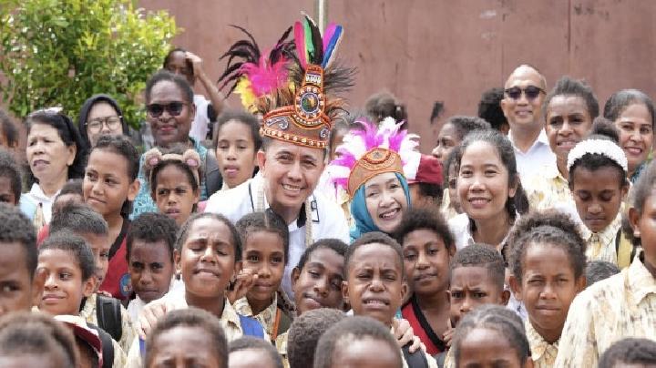 Peringati Hari Anak Nasional, Agus Fatoni Kunjungi SD Jayapura