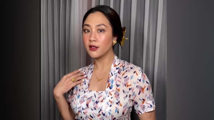 Gaya Makeup Bold Sherina Munaf saat Berkebaya, Lipstik Red Cherry Memesona