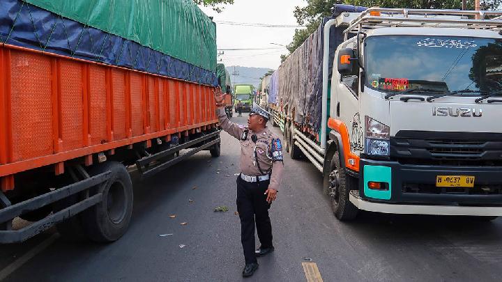 Antrean kendaraan yang terjebak macet di Pelabuhan Ketapang, Banyuwangi, Jawa Timur, 24 Juli 2025. Anggota Kepolisian bersama TNI menerjunkan sejumlah satuan fungsi untuk mengurai kemacetan kendaraan di Pelabuhan Ketapang, Banyuwangi dengan melakukan rekayasa lalu lintas serta memberikan himbauan kepada para sopir agar tetap tertib menunggu giliran. Antara/Budi Candra Setya
