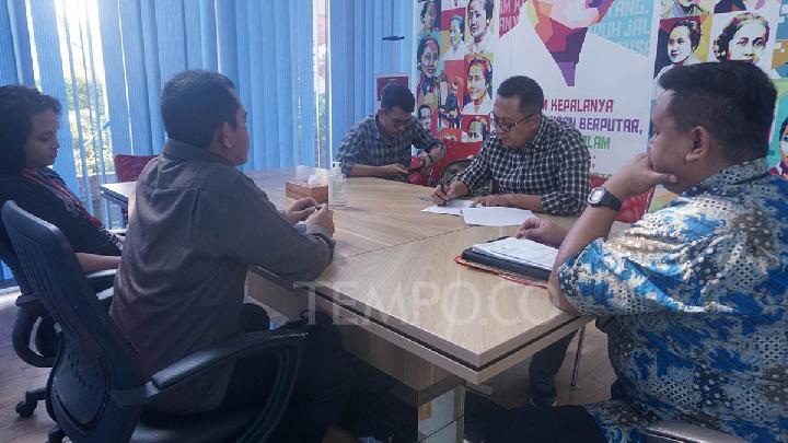 Penyidik Direktorat Tindak Pidana Umum Bareskrim Polri mengambil barang bukti peristiwa teror kepala babi di kantor Tempo, 25 Juli 2025. Tempo/Ilham Balindra