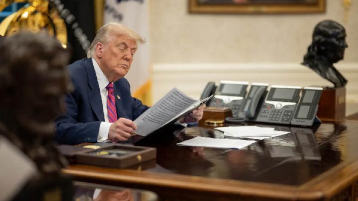 Trump Fires US Bureau of Labor Statistics Director Over Disappointing Job Figures