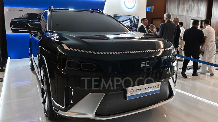Mobil konsep i2C dalam pameran otomotif Gaikindo Indonesia International Auto Show (GIIAS) 2025 di Indonesia Convention Exhibition (ICE), Tangerang, Banten, 25 Juli 2025. PT Teknologi Militer Indonesia (TMI) memperkenalkan sebuah konsep mobil listrik buatan bangsa Indonesia yang diberi nama i2C, merupakan singkatan dari Indigenous Indonesia Car. Mobil konsep ini ditampilkan dalam bentuk clay model skala 1:1, memberikan gambaran nyata tentang arah desain yang akan dikembangkan lebih lanjut. Tempo/M Taufan Rengganis