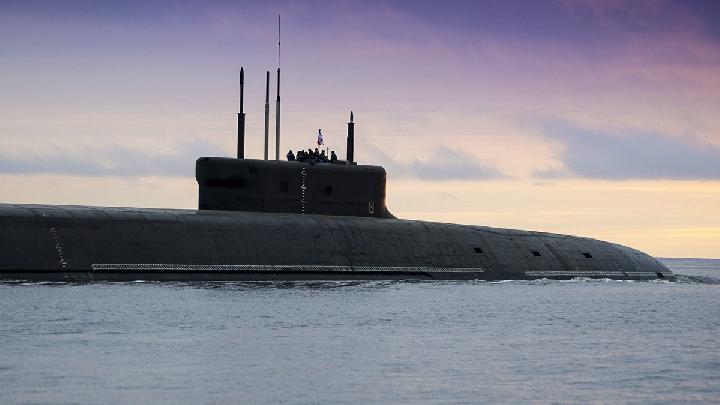 Bra porno fotosuratda etuk kokraklar Xotin erining qozini sorishini tomosha qiladi