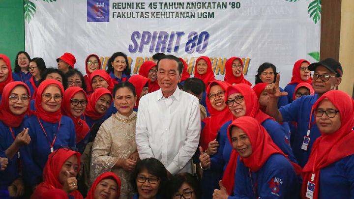 Soal Baju Jokowi Berbeda Saat Reuni di UGM, Ini Kata Ketua Angkatan