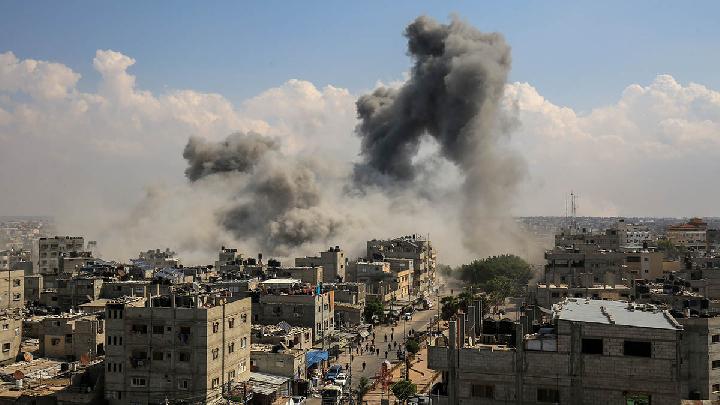 Food Aid Trucks Begin Entering Gaza from Egypt