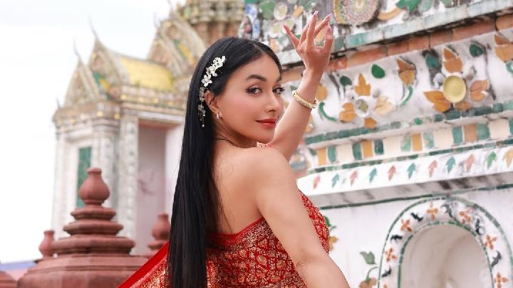 Denada Tampil Penuh Pesona dalam Balutan Busana Tradisional Thailand