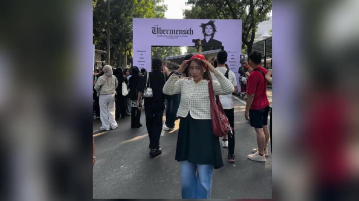 Potret Camillia Azzahra nonton konser G-Dragon di Jakarta akhir Juli. Foto: Instagram/@camilliazr