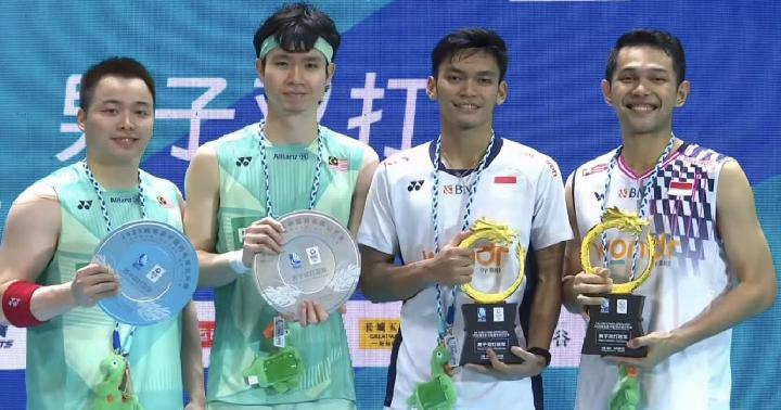 Ganda putra Indonesia, Fajar Alfian / Muhammad Shohibul Fikri, dan pasangan Malaysia, Aaron Chia / Soh Wooi Yik, di podium China Open 2025, Minggu, 27 Jul 2025. (Instagram/@badminton_talk/BWF Youtube)