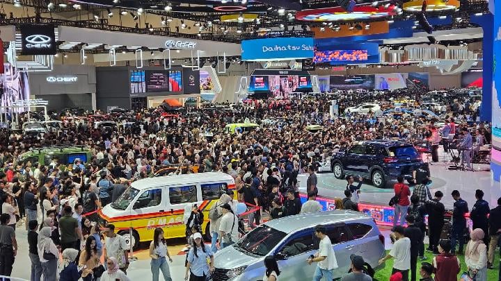 Pengunjung GIIAS 2025 saat hari Sabtu, 26 Juli 2025. (Foto: Gooto/Kusnadi)