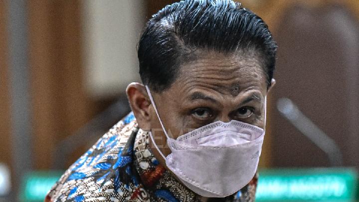 Terdakwa kasus dugaan suap penanganan perkara terpidana Gregorius Ronald Tannur, Rudi Suparmono mengikuti sidang pembacaan tuntutan di Pengadilan Tipikor, Jakarta, 28 Juli 2025. Tim jaksa menuntut hukuman atas Rudi berupa pidana penjara selama 7 tahun dan denda  Rp 750 juta. Sebab, JPU meyakini Rudi Suparmono menerima gratifikasi senilai SGD 43 ribu atau sekitar Rp 548 juta dalam kasus vonis bebas Gregorius Ronald Tannur terkait kematian Dini Sera Afrianti. Uang itu diterima Rudi dari pengacara Ronald, Lisa Rachmat. Tempo/Tony Hartawan