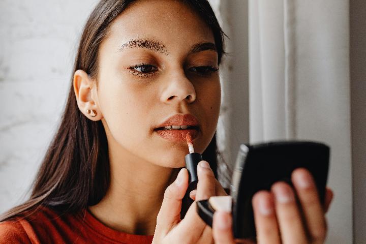  Kepoin Warna Lipstik Sesuai Zodiak: Virgo Cocok Pakai Nude, Libra Merah Menyala