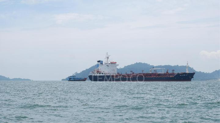 Aktivitas kapal besar di perairan Provinsi Kepulauan Riau saat hendak melewati jalur perlintasan internasional, 16 September 2024. TEMPO/Yogi Eka Sahputra
