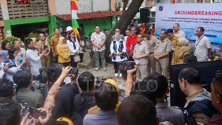 Gubernur Jakarta Pramono Anung (kanan) memberi sambutan dalam acara peletakan batu pertama 'ground breaking' pembangunan septic tank skala rumah tangga di Rusunami Bidara Cina, Jakarta, 28 Juli 2025. Tempo/Ilham Balindra