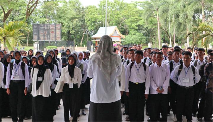 Sebanyak 1.200 calon taruna dan taruni dinyatakan lulus seleksi tahap II Penerimaan Peserta Didik Baru (PPDB) di Satuan Pendidikan Tinggi Vokasi Kementerian Kelautan dan Perikanan (KKP) untuk Tahun Akademik 2025/2026. Humas BPPSDM KP