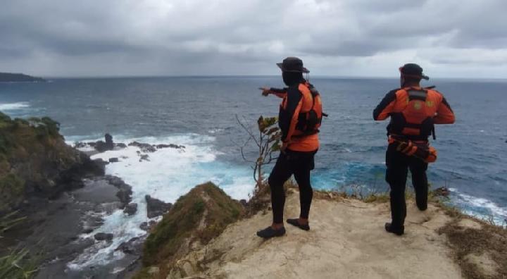 Pencarian wisatawan asal Jakarta yang hilang misterius di Pantai Siung Gunungkidul, Senin (28/7). Dok Basarnas Yogyakarta
