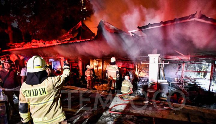Petugas pemadam kebakaran memadamkan kobaran api yang menghanguskan ratusan kios di Pasar Taman Puring, Jakarta, 28 Juli 2025. Sebanyak 34 mobil pemadam kebakaran dan 115 personel dikerahkan ke lokasi tersebut. Tempo/Tony Hartawan
