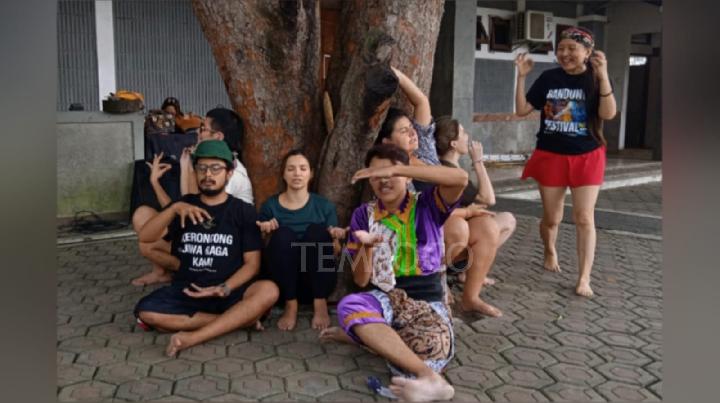 Workshop butoh oleh seniman Vinci Mok asal Hongkong diikuti sebagian peserta Bandung Arts Festival ke-11 yang berlangsung di Taman Budaya Jawa Barat pada 25-27 Juli 2025. Foto: TEMPO| Anwar Siswadi. 