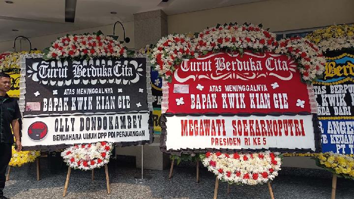 Megawati Kirim Karangan Bunga untuk Mendiang Kwik Kian Gie
