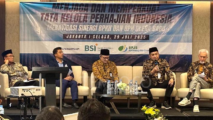 Penasihat Khusus Presiden Bidang Haji Muhadjir Effendy (kiri), Kepala Badan Pelaksana adan engelola euangan aji Fadlul Imansyah (tengah), Inspektur Badan Penyelenggara Haji Zainal Abidin (kedua dari kanan), dan anggota Dewan Syariah Nasional Majelis Ulama Indonesia Adiwarman Azwar Karim (kanan) dalam seminar Tata Kelola Perhajian di Jakarta, 29 Juli 2025. Tempo/Ervana