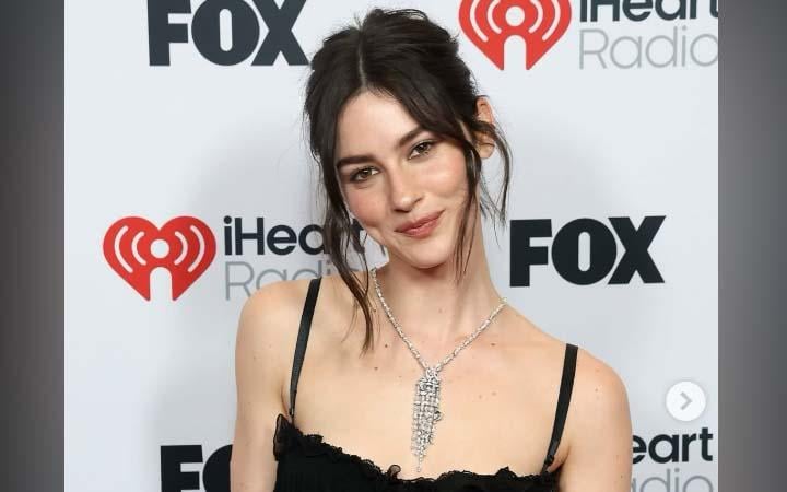 Gracie Abrams Spill Concealer Andalan untuk Menyamarkan Jerawat 