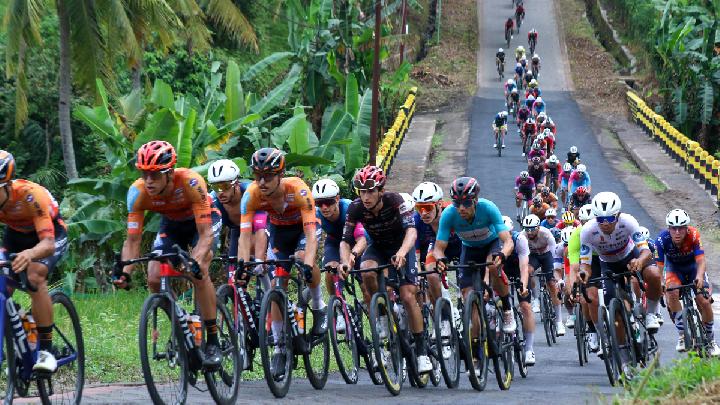 Sejumlah pembalap beradu cepat pada balap sepeda internasional Tour de Banyuwangi Ijen (TdBI) 2025 etape kedua di Banyuwangi, Jawa Timur, 29 Juli 2025. Antara/Budi Candra Setya
