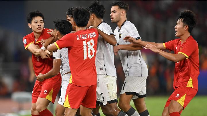 Water Bottle Drama in 2025 AFF U-23 Cup Final: Ended with Yellow Card for Vietnamese Coach