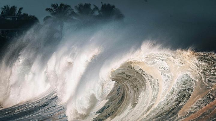 Today's Top 3 News: Indonesians Urged to Avoid Coasts After M8.7 Russia Earthquake