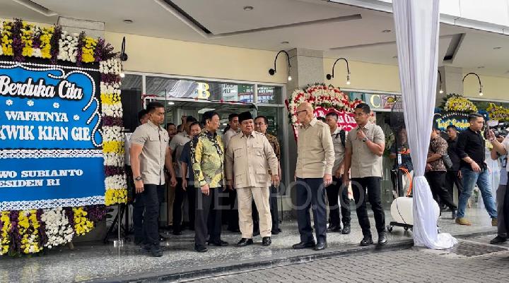 Presiden Prabowo Beri Hormat Jenazah Ekonom Senior Kwik Kian Gie