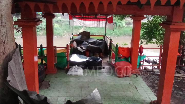 Kondisi halte bekas angkutan sungai atau waterway Jakarta di bibir Sungai Banjir Kanal Barat, Karet, Tanah Abang, Jakarta Pusat, 30 Juli 2025. Tempo/Sultan Abdurrahman