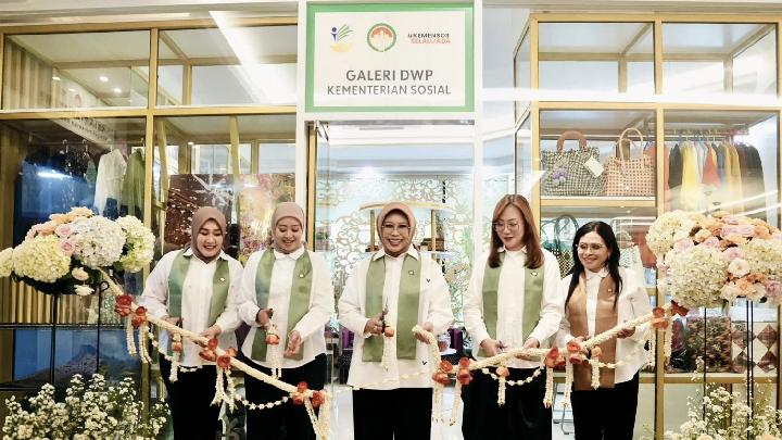 Fatma Saifullah Resmikan Galeri DWP Kemensos