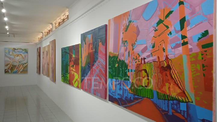 Pameran bersama bertajuk Through Images, Through Selves, yang berlangsung 26 Juli-2 Agustus 2025. di Galeri Thee Huis Taman Budaya Jawa Barat, Bandung. Tempo/Anwar Siswadi