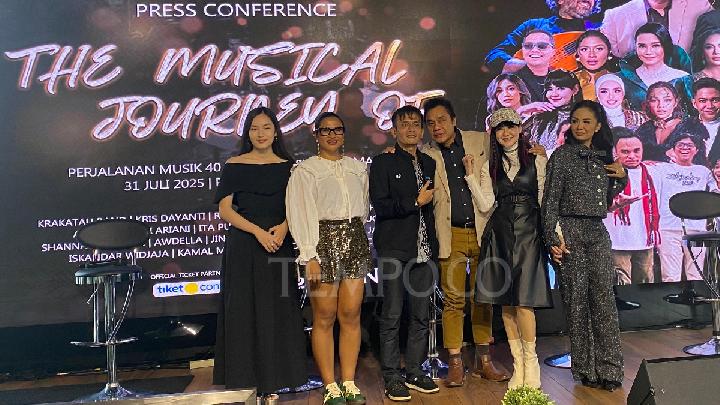 Dwiki Dharmawan beserta para musisi yang terlibat dalam konser 