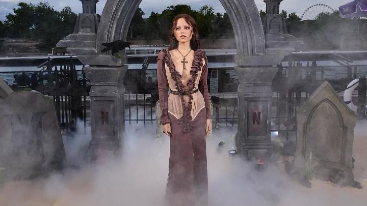 Jenna Ortega Tampil Glamor ala Gothic Fairytale di Pemutaran Perdana Wednesday Season 2 di Paris