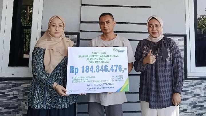 BPJS Ketenagakerjaan Serahkan Santunan Rp184 Juta kepada Ahli Waris AgenBRILink di Tegal