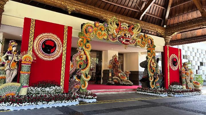 Suasana di area Kongres VI Partai Demokrasi Indonesia Perjuangan (PDIP) di Bali Nusa Dua Convention Center, Kuta Selatan, Badung, Bali, Jumat, 1 Agustus 2025. Tempo/Ervana.