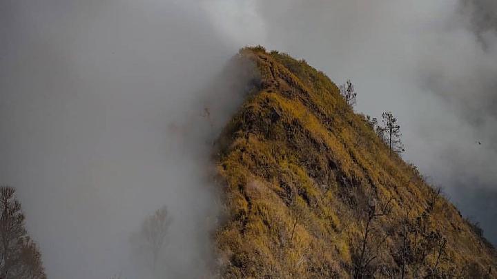 Jalur lintasan Punggungan Naga yang ditutup dari puncak Gunung Sangar, Kabupaten Bandung, Jawa Barat, 2021. Dok. Rizky Priyadi