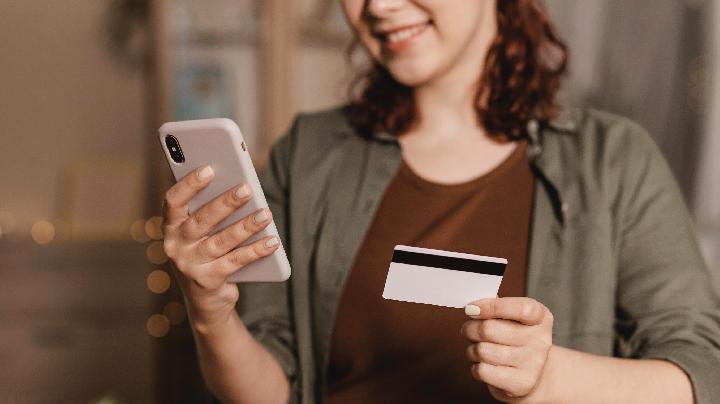 Nasabah melakukan transaksi menggunakan kartu angsuran Bank Mega melalui ponsel. Dok. Rankpillar