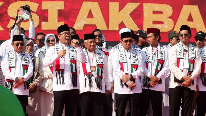 Menteri Luar Negeri Sugiono (kedua dari kiri) dalam aksi Selamatkan Gaza bersama Aliansi Rakyat Indonesia Bela Palestina (ARINP) di Monumen Nasional, Jakarta, 3 Agustus 2025. Tempo/Amston Probel