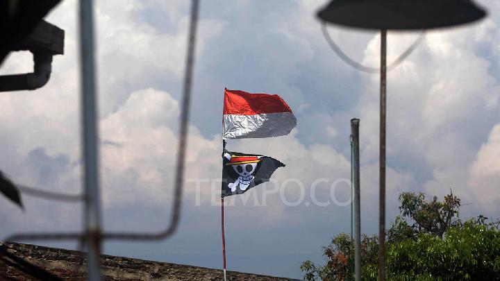 Bendera merah putih bersanding dengan bendera Jolly Roger dari serial anime Jepang One Piece di Bandung, Jawa Barat, 3 Agustus 2025. Tempo/Prima Mulia