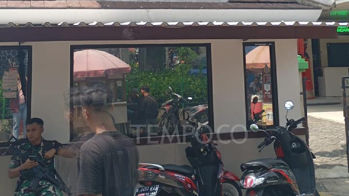 Anggota TNI berjaga di kediaman Jampidsus Kejagung, Febrie Adriansyah di Jakarta, 1 Agustus 2025. Tempo/Vedro Imanuel Girsang