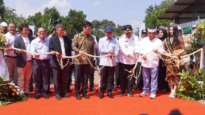 Bupati Sukabumi H. Asep Japar (ketiga kanan), bersama Menteri Lingkungan Hidup RI Hanif Faisol Nurofik (keempat kanan), meresmikan fasilitas Refuse Derived Fuel (RDF) di TPSA Cimenteng, Cikembar, Kamis, 31 Juli 2025. Dok. Pemkab Sukabumi