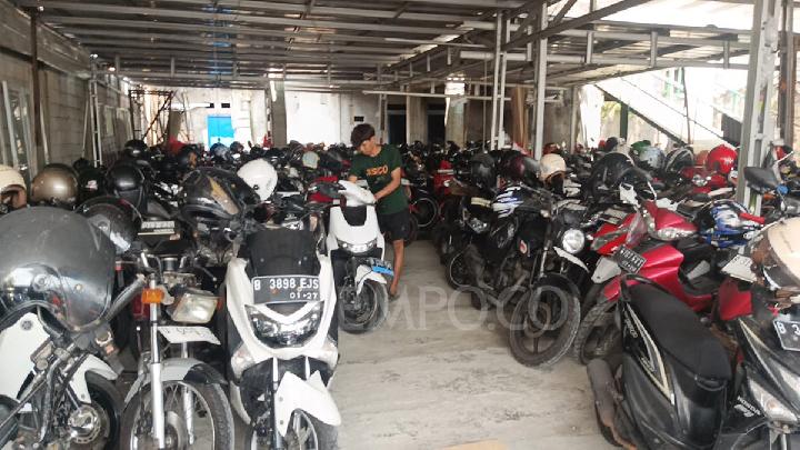 Commuter Line Derails at Jakarta Kota Station; Passengers Find Alternative Transportation