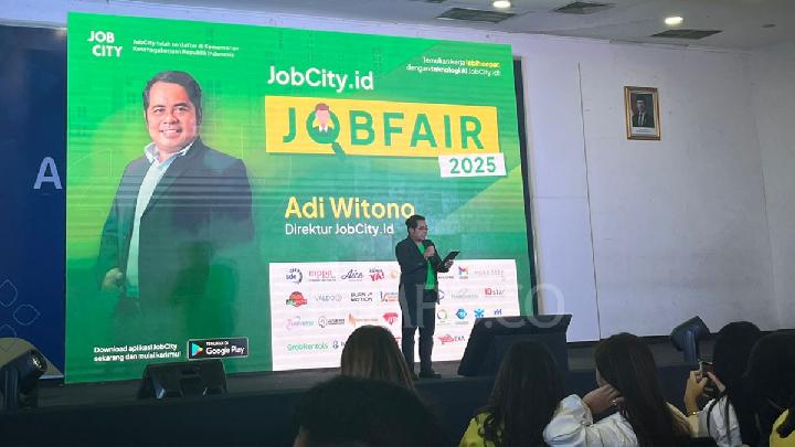 Direktur JobCity Adi Witono saat memberikan kata sambutan pada hari pertama acara JobCity Job Fair 2025 di gedung Smesco, Jakarta Selatan, 5 Agustus 2025. Tempo/Alfitria Nefi Pratiwi