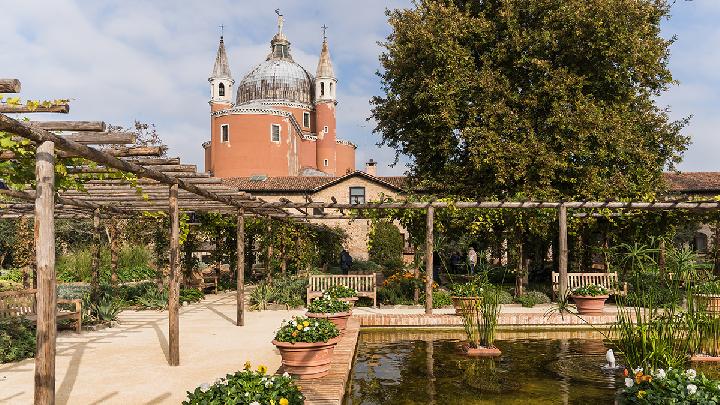 10 Best Places to Eat Around the World in 2026