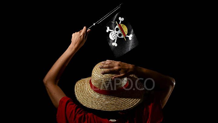 Indonesian Truck Drivers Raise One Piece Flag as Symbol of Economic Hardship